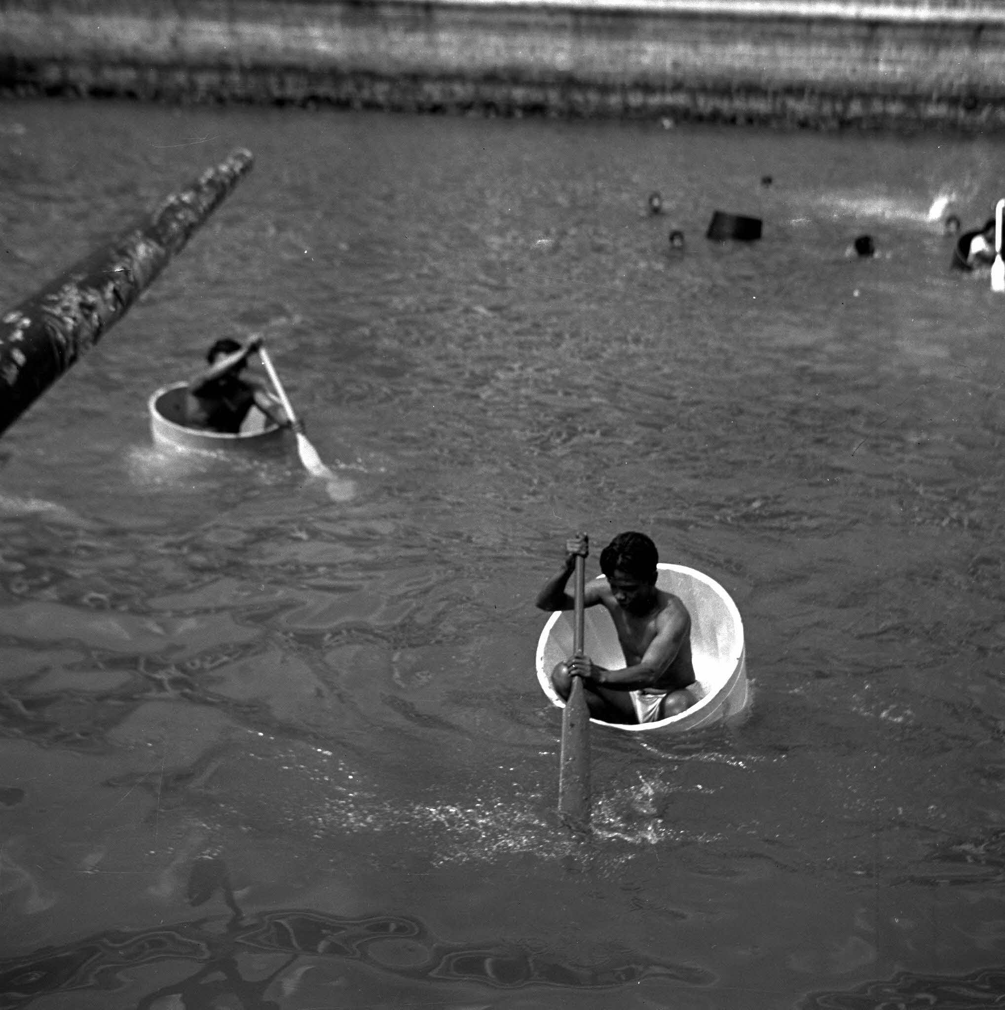 Tub racing at the 1954 New Year Sea Sports